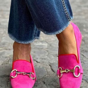 Neon fluoreszierende Loafer mit metallischen Akzenten
