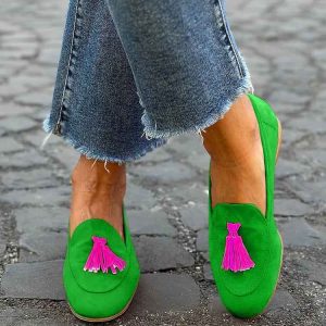 Grüner Loafer mit einer lebhaften fuchsienfarbigen Quaste