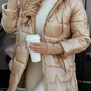 Schicker Wintermantel mit Kapuze und kuscheliger Wattierung
