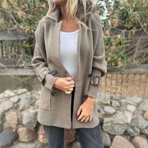 Zeitlose Eleganz in einem warmen Mantel mittlerer Länge